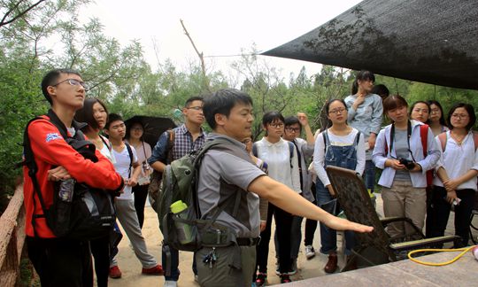1462770146696013937.jpg 彭剑锋在黄河郑州邙山段对学生进行《黄河自然地理》课程现场教学_副本.jpg